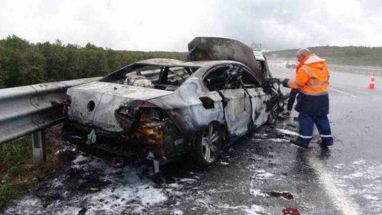 Kuzey Marmara Otoyolu’nda iki otomobil alev topuna döndü: 4 yaralı 6