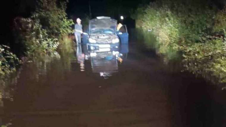 Sakarya Haber: Sürücüler Yağıştan Sonra Göle Dönen Sokakta Mahsur Kaldı 2