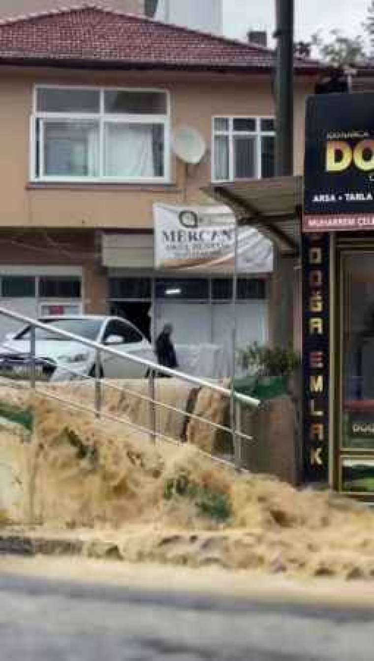 Sakarya Haber: Her Yer Göle Döndü, Araçların Çoğu Bozuk Yollara Düştü 1