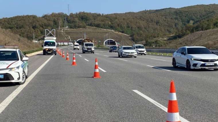 Kocaeli Haber: Otoyolda Kontrolden Çıkan Otomobil Takla Attı 1