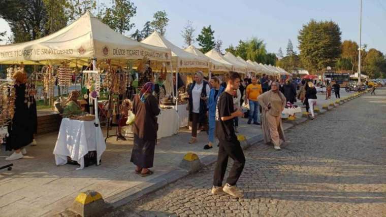 Düzce Haber: Düzcelilr Kadınların El Emeği Sokağına Yoğun İlgi Gösterdi  1