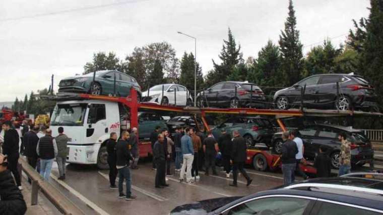 Kocaeli Haber: İçinde Sıfır Araçlarında Olduğu Tır Makaslama Yaptı!  1