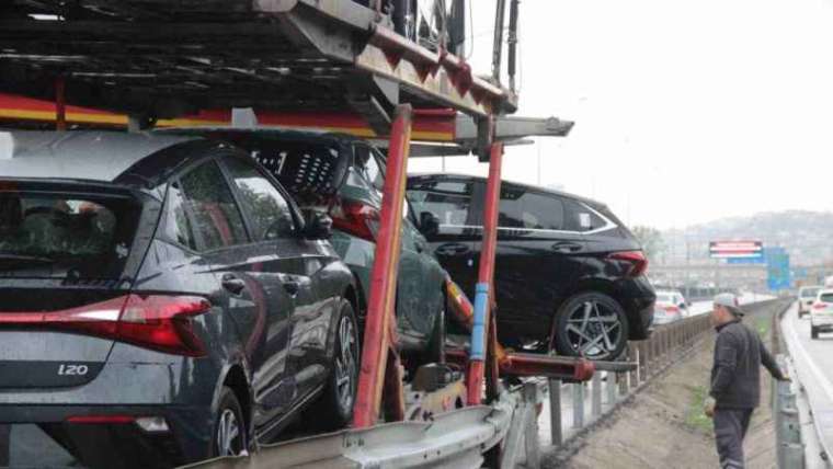 Kocaeli Haber: İçinde Sıfır Araçlarında Olduğu Tır Makaslama Yaptı!  6