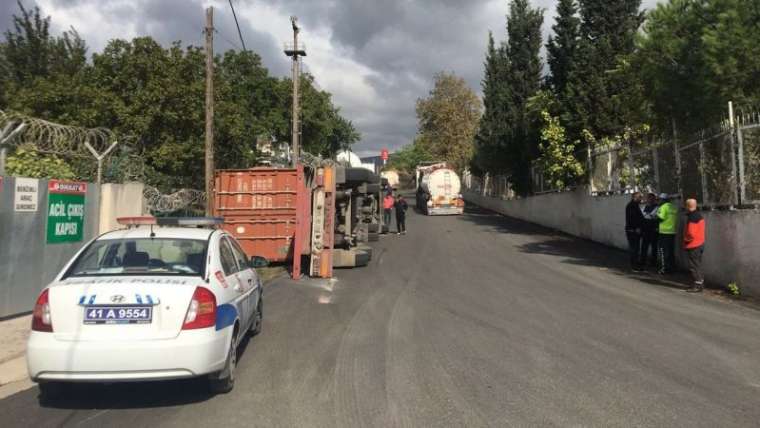 Kocaeli Haber: Virajı Alamadı, Fabrika Duvarını Yıktı 2