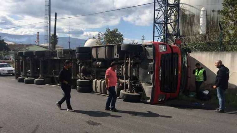 Kocaeli Haber: Virajı Alamadı, Fabrika Duvarını Yıktı 3