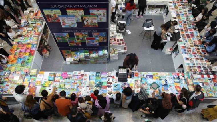 Kitapseverler Akın Etti; Kitap Fuarına 988 bin 444 Ziyaretçi! 2