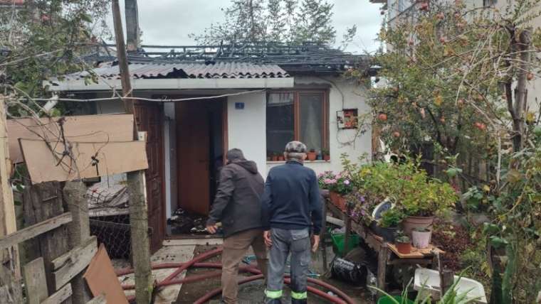 Evin Çatısı Alev Alev Yandı: 1 Kişi Hastanelik Oldu 1