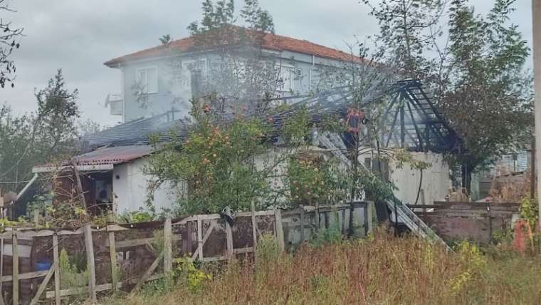 Evin Çatısı Alev Alev Yandı: 1 Kişi Hastanelik Oldu 2