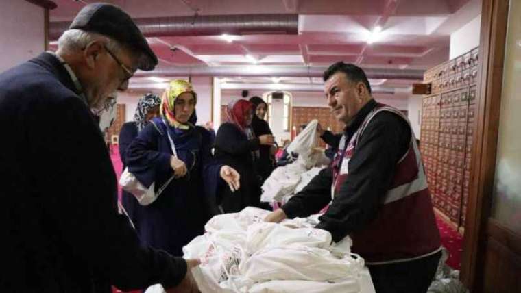 İzmit Belediyesi Umreye Gidenleri Hediyelerle Uğurladı 2