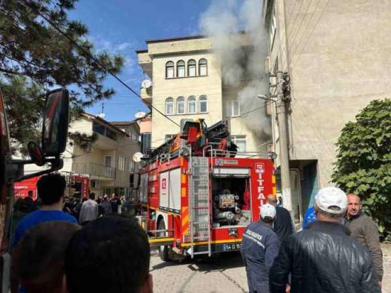 Sakarya'da 3 Katlı Evde yangın! 2