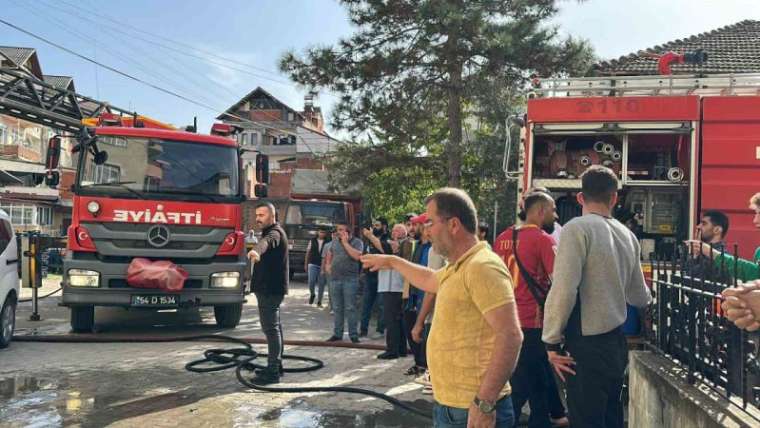 Sakarya'da 3 Katlı Evde yangın! 4