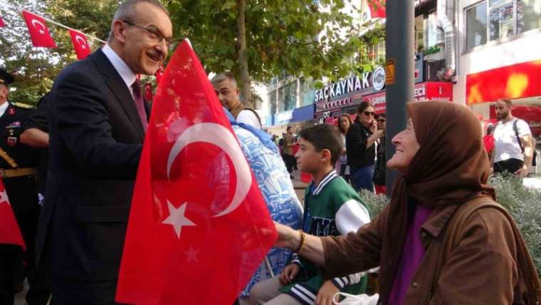 Kocaeli Valisi’nden Vatandaşlara Türk Bayrağı Hediyesi 1