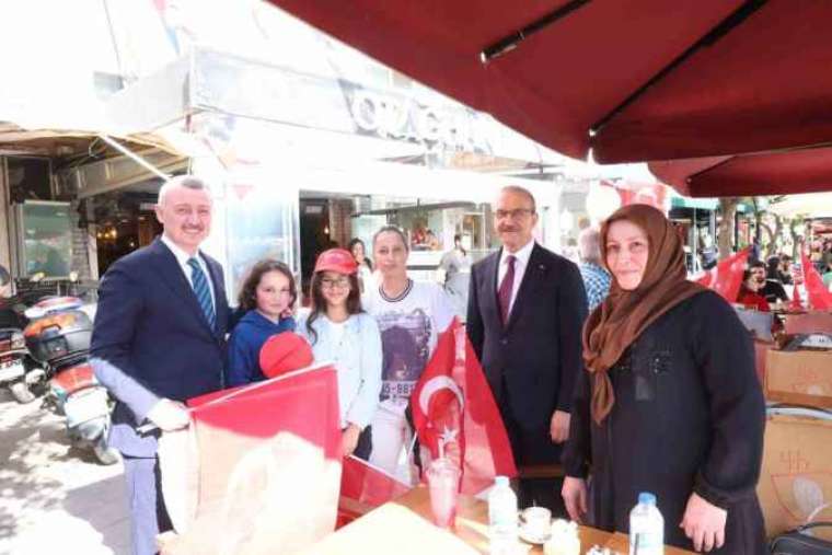 Kocaeli Valisi’nden Vatandaşlara Türk Bayrağı Hediyesi 6