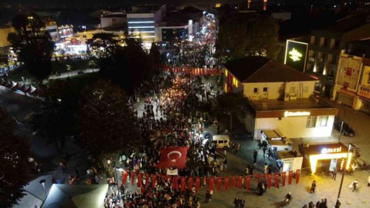 Düzce’de on binlerce kişi Cumhuriyet Bayramı’nı fener alayı ile kutladı 7