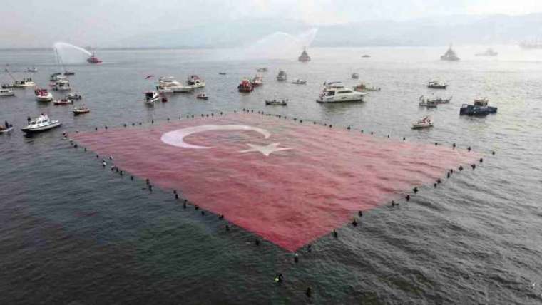 İzmit Körfezi’nde 1923 Metrekarelik Türk Bayrağı Açıldı! 5