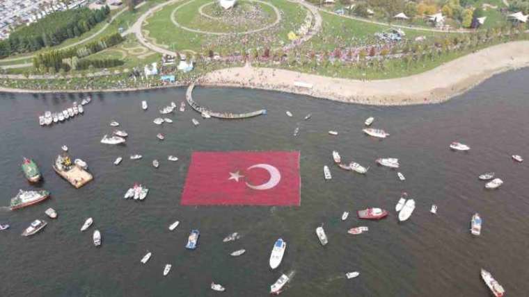 İzmit Körfezi’nde 1923 Metrekarelik Türk Bayrağı Açıldı! 8