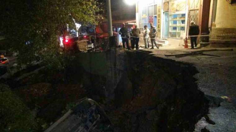 Kocaeli'de Yol Çöktü, Vatandaşlar Deprem Sandı 3