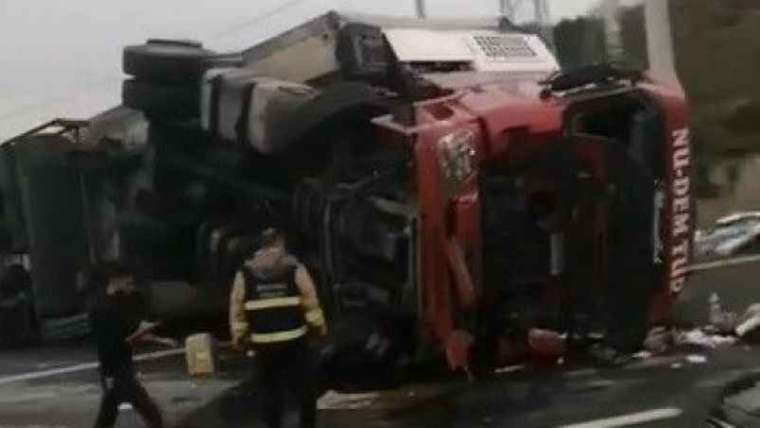 Osmangazi Köprüsünde Tır Devrildi 3