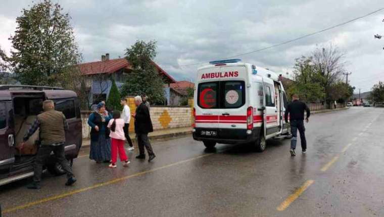 Kontrolden çıkan otomobil beton direğe çarptı: 6 yaralı 1