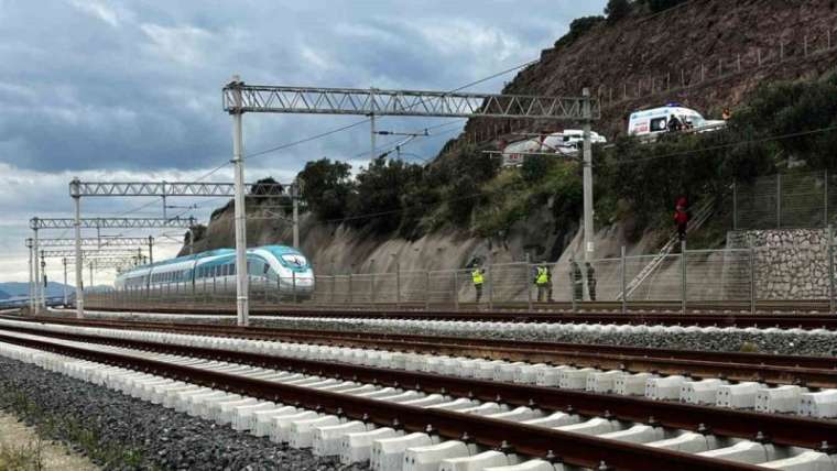 Kocaeli'de Yüksek Hızlı Tren Yayalara Çarptı 1