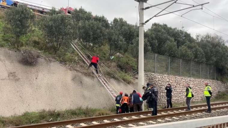 Kocaeli'de Yüksek Hızlı Tren Yayalara Çarptı 2