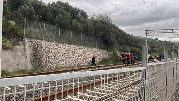 Kocaeli'de Yüksek Hızlı Tren Yayalara Çarptı 3