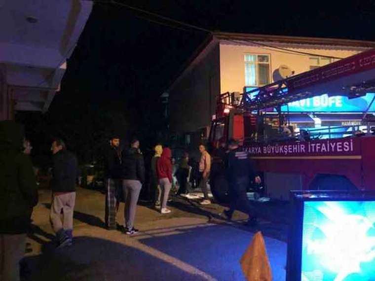 Sakarya'da Yangın! Odunluk Alev Topu... 1