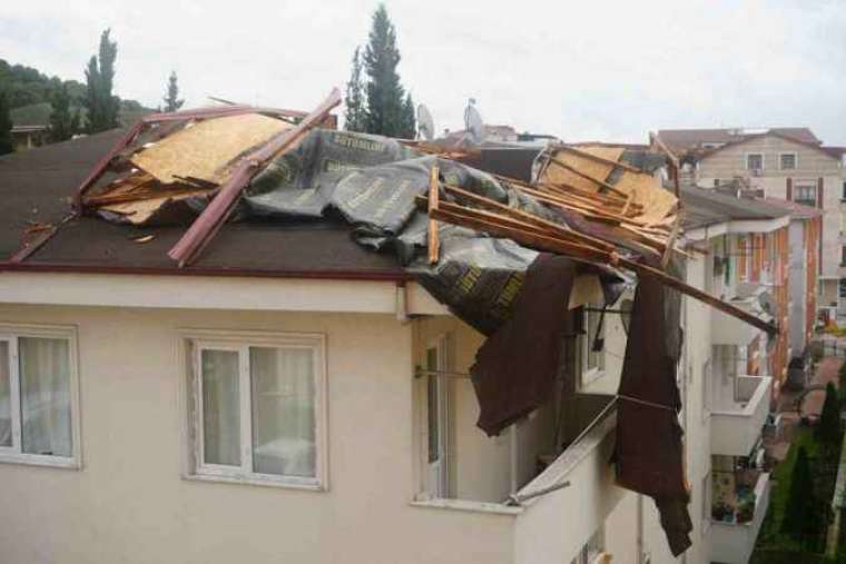 Rüzgara dayanamadı, karşı binanın çatısına uçtu 3