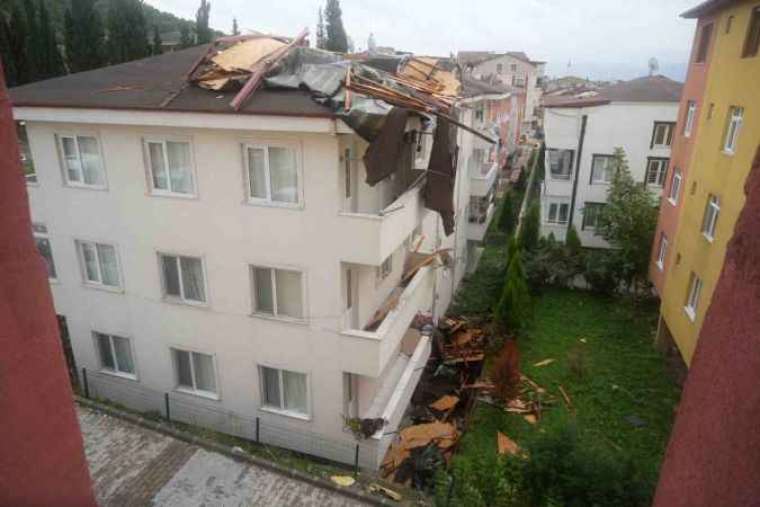 Rüzgara dayanamadı, karşı binanın çatısına uçtu 4