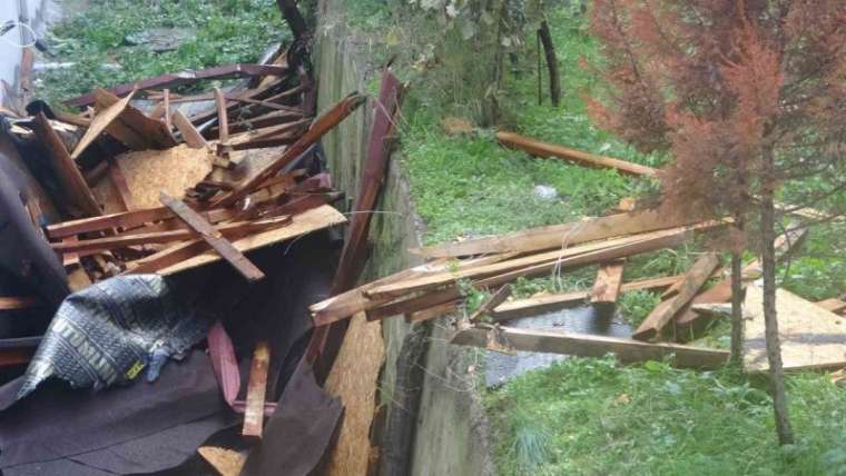 Rüzgara dayanamadı, karşı binanın çatısına uçtu 6