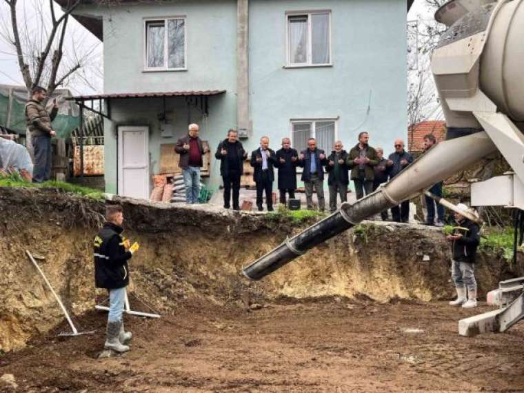 Depremden Sonra Yıkılan Camii'nin Yenisi Yapılıyor 2