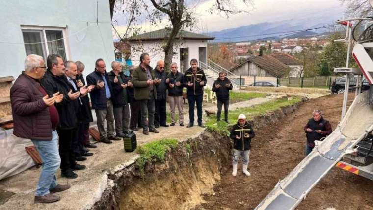 Depremden Sonra Yıkılan Camii'nin Yenisi Yapılıyor 3