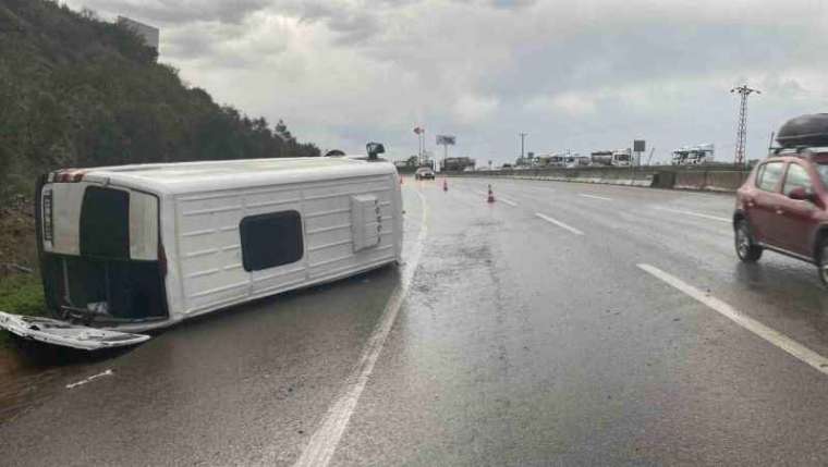 Kocaeli’de işçi servisi devrildi : 1’i ağır 9 yaralı 2