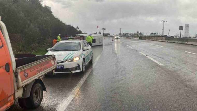 Kocaeli’de işçi servisi devrildi : 1’i ağır 9 yaralı 3