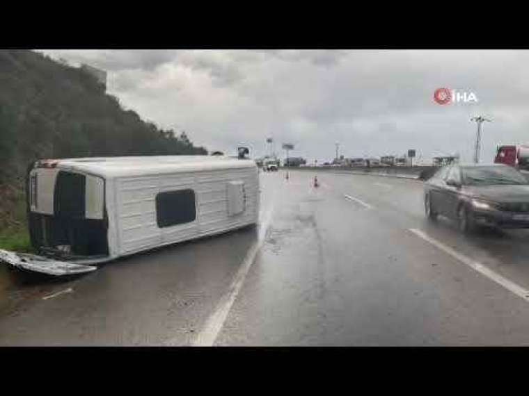 Kocaeli’de işçi servisi devrildi : 1’i ağır 9 yaralı 8