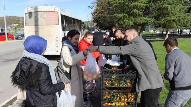 Mersin’den gönderilen meyveler İzmitlilere dağıtıldı 3