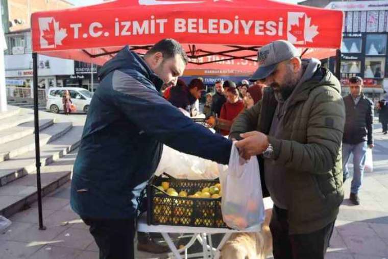 Mersin’den gönderilen meyveler İzmitlilere dağıtıldı 2