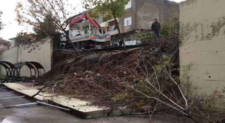 Okulda 7 Metrelik İstinat Duvarı Çöktü 1