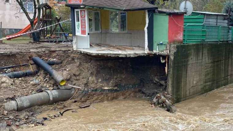 Kocaeli'de Dere Yatağı Çöktü 1