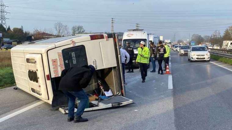 Otomobil Minibüsle Çarpıştı, Ortalık Savaş Alanına Döndü 3