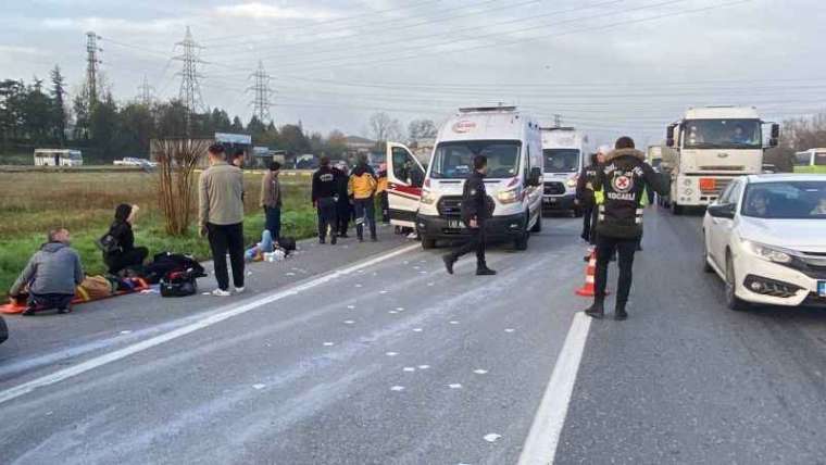 Otomobil Minibüsle Çarpıştı, Ortalık Savaş Alanına Döndü 4