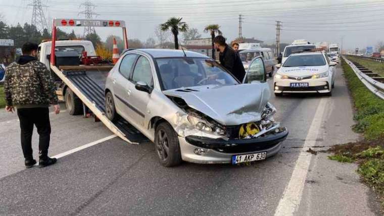 Otomobil Minibüsle Çarpıştı, Ortalık Savaş Alanına Döndü 10