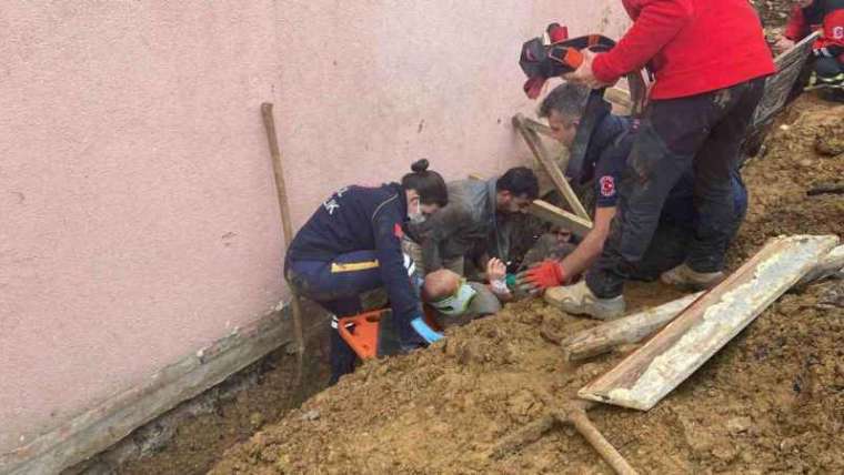 Boğazına Kadar Toprağa Gömülen İşçiyi Böyle Kurtardılar 6