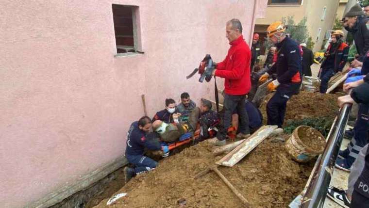 Boğazına Kadar Toprağa Gömülen İşçiyi Böyle Kurtardılar 5