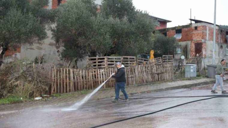 Körfez’de çamurla kaplanan yollar yıkandı 1