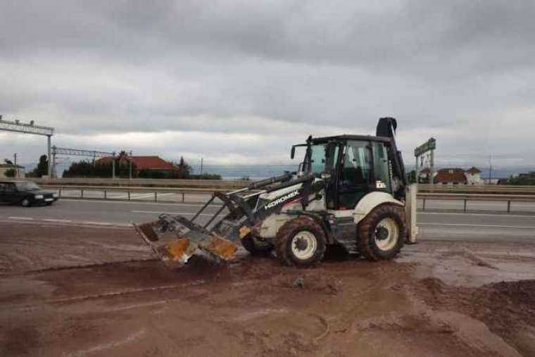 Körfez’de çamurla kaplanan yollar yıkandı 2