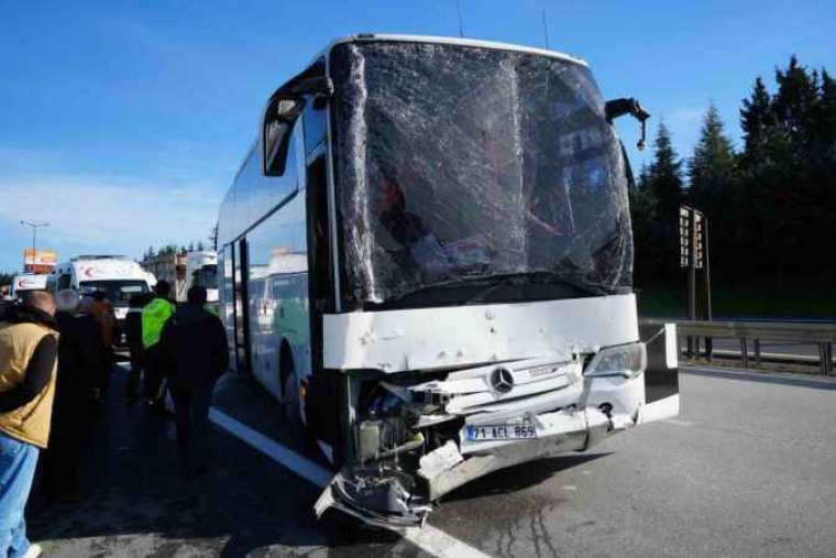 TEM’de yolcu otobüsü tıra çarptı: 13 yaralı 1