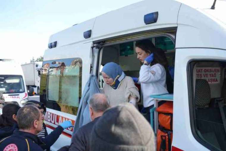 TEM’de yolcu otobüsü tıra çarptı: 13 yaralı 2