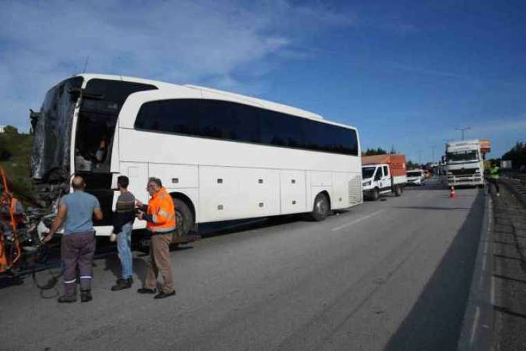 TEM’de yolcu otobüsü tıra çarptı: 13 yaralı 4