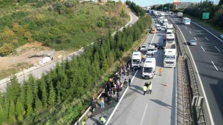 TEM’de yolcu otobüsü tıra çarptı: 13 yaralı 12